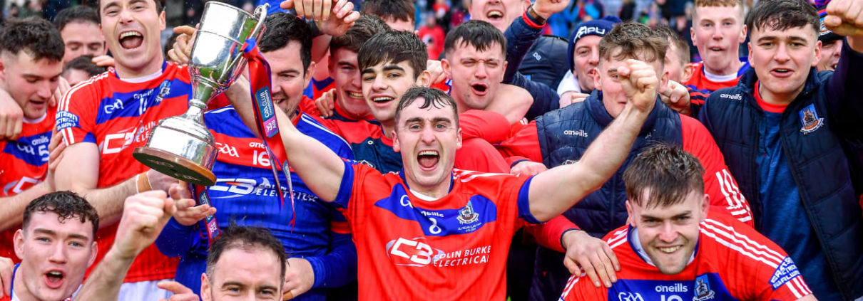 Damien Finnerty of St Thomas', centre, and teammates celebrate with the Tommy Moore Cup after their side's victory in the AIB GAA Hurling All-Ireland Senior Club Championship Final match between O’Loughlin Gaels of Kilkenny and St Thomas’ of Galway at Croke Park in Dublin. Photo by Piaras Ó Mídheach/Sportsfile.